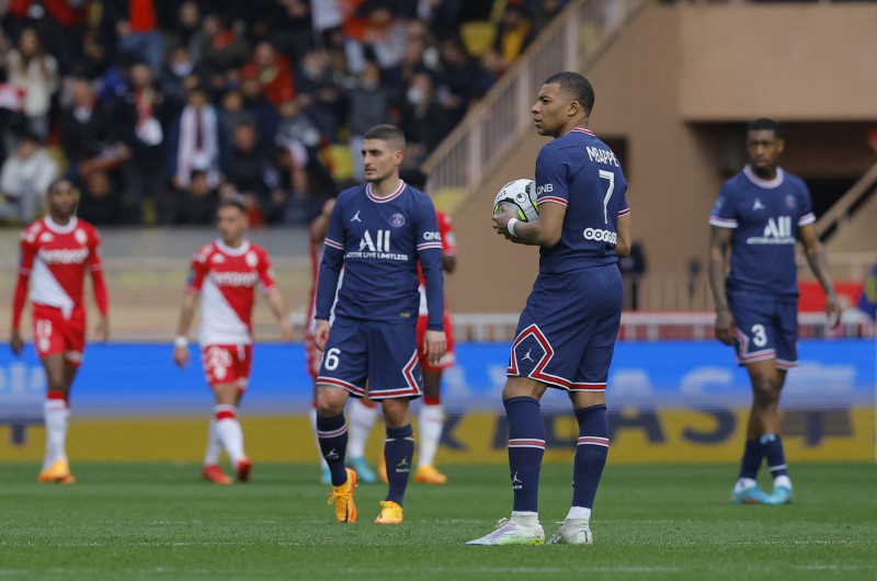 本耶德尔梅开二度锁定胜局，巴黎0-3惨负摩纳哥仍居榜首_