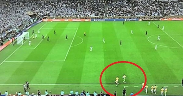 ◤卡塔尔世界杯◢ 阿根廷2替补闯入场内确实违反赛规，《队报》控诉梅西进球应被判无效.._
