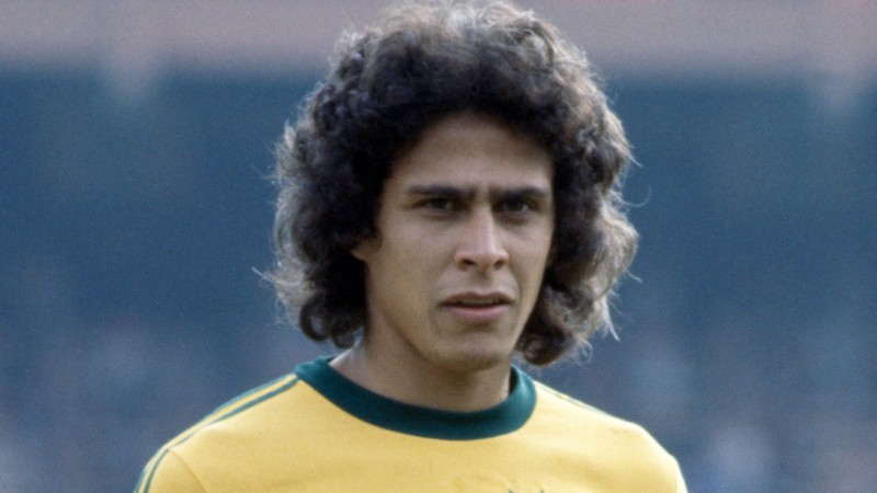 巴西足球名宿罗伯托·迪纳迈特因病逝世，享寿68岁_