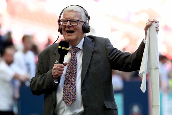 前《英国广播公司》、《FIFA》系列著名传奇足球评述员约翰·莫特森逝世，享年77岁.._