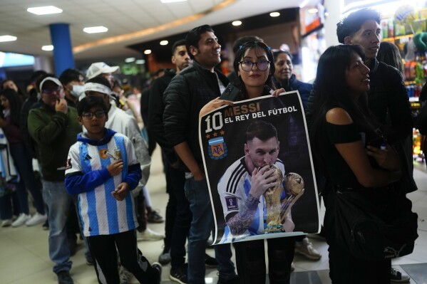 阿根廷队长梅西缺阵世界杯预选赛 慕名前来的玻利维亚球迷感到失望_
