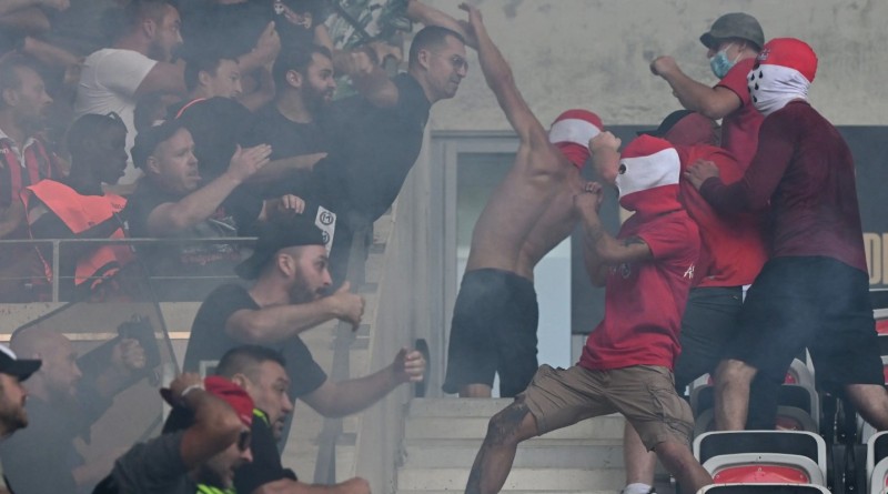 葡萄牙体育和法马利康两队球迷在场外发生斗殴 警方无法保障安全宣布取消赛事