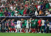 【中北美国联半决赛】墨西哥球迷高喊恐同口号 美国队与对手发生多次冲突赛事被迫提前结束_