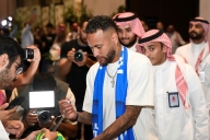 内马尔抵达沙特阿拉伯　受到当地球迷的热烈欢迎_